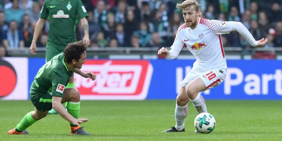 Leipzigs Forsberg (rechts) gegen Thomas Delaney von Bremen.