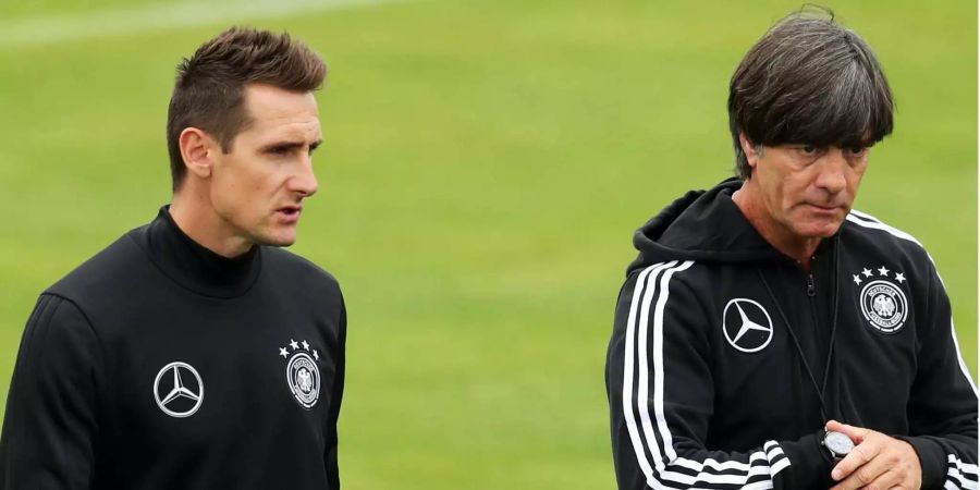 Miroslav Klose (l.) wird als Joachim Löws Assistent auch an der WM in Russland dabei sein.