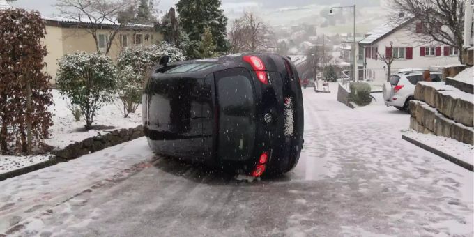 In Niederdorf BL geriet ein Auto ins Rutschen und kippte auf die Seite. In Niederdorf BL geriet ein Auto ins Rutschen und kippte auf die Seite.