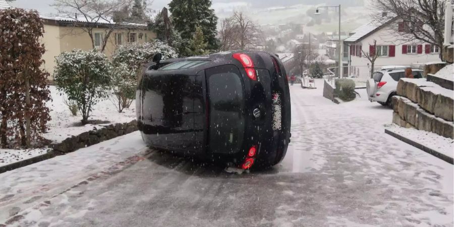 In Niederdorf BL geriet ein Auto ins Rutschen und kippte auf die Seite.