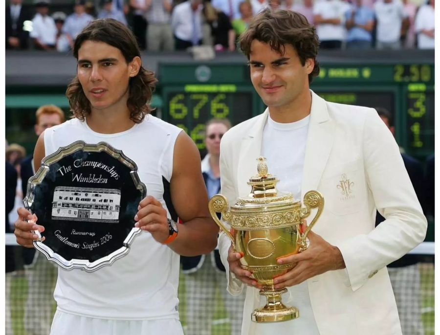 Im Jacket an der Siegerehrung – das geht nur in Wimbledon. Federer besiegt Nadal 2006 mit 6:0, 7:6, 6:7, 6:3.