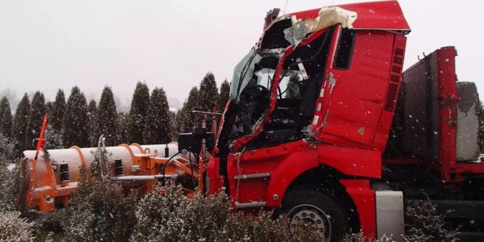Kollision mit Lastwagen - Schneepflug landet in Aargauer Baumschule