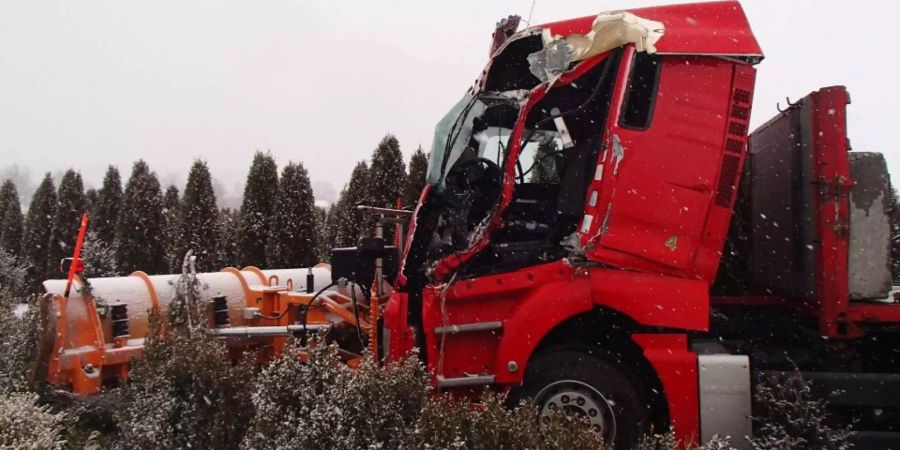 Der Lastwagen wurde beim Zusammenstoss stark beschädigt.