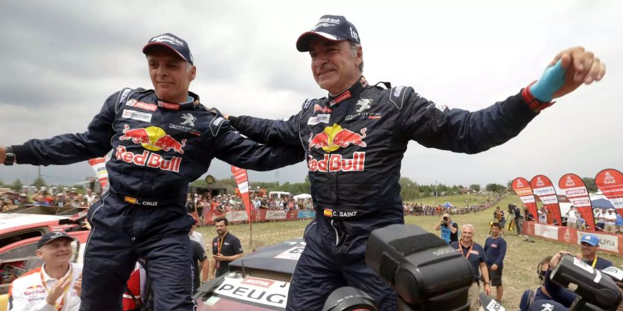 Carlos Sainz (rechts) und sein Beifahrer Lucas Cruz feiern den Sieg der Dakar Rallye.