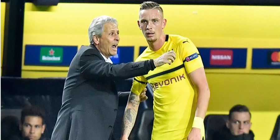 Lucien Favre gibt seinem Spieler Marius Wolf Anweisungen.