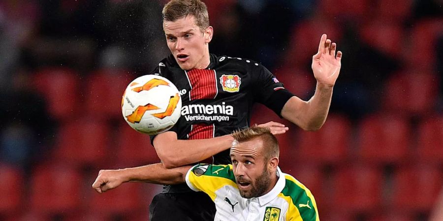 Sven Bender (hinten, Bayer Leverkusen) und Joan Tomas (AEK Larnaka) steigen zum Kopfballduell hoch.