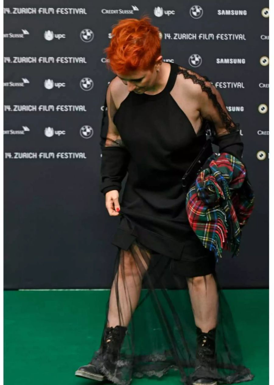 Ex-SRF-Aushängeschild Steffi Buchli in schmutzigen Schuhen auf dem Green Carpet des ZFF.