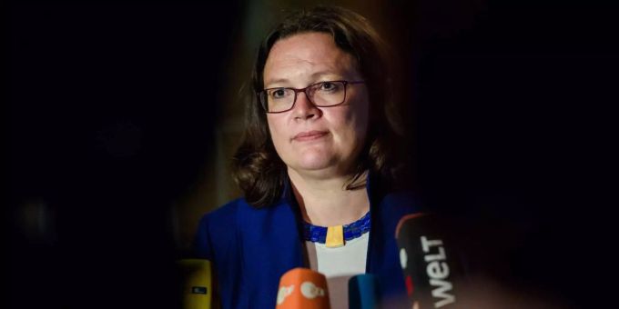 Andrea Nahles, Bundesvorsitzende der SPD, spricht nach einem Koalitionstreffen vor dem Bundeskanzleramt in Mikrofone von Pressevertretern. Andrea Nahles, Bundesvorsitzende der SPD, spricht nach einem Koalitionstreffen vor dem Bundeskanzleramt in Mikrofone von Pressevertretern.