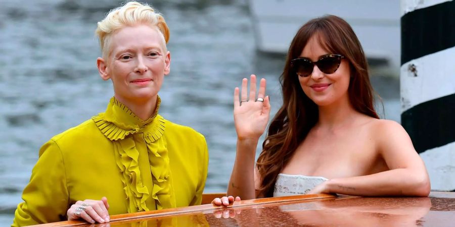 Die Schauspielerinnen Tilda Swinton (l.) und Dakota Johnson (r.) kommen am Lido Beach in Venedig an, um «Suspiria» beim 75. Internationalen Filmfestival zu präsentieren.