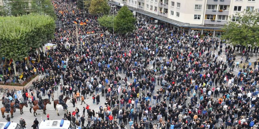 Teilnehmer der Kundgebung der rechtspopulistischen Bürgerbewegung Pro Chemnitz marschieren gemeinsam mit den Teilnehmern der Demonstration von AfD und dem ausländerfeindlichen Bündnis Pegida durch Chemnitz.