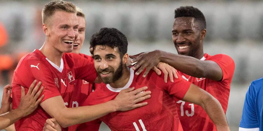 Der Schweizer U21-Spieler Cömart jubelt mit den Teamkollegen nach seinem Tor.