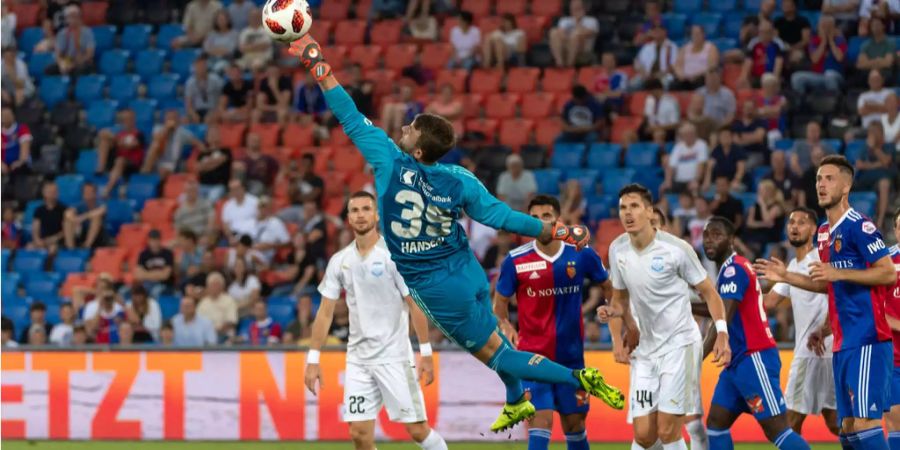 Der Torhüter des FC Basel, Martin Hansen, hechtet gegen Apollon Limassol nach einem Ball.