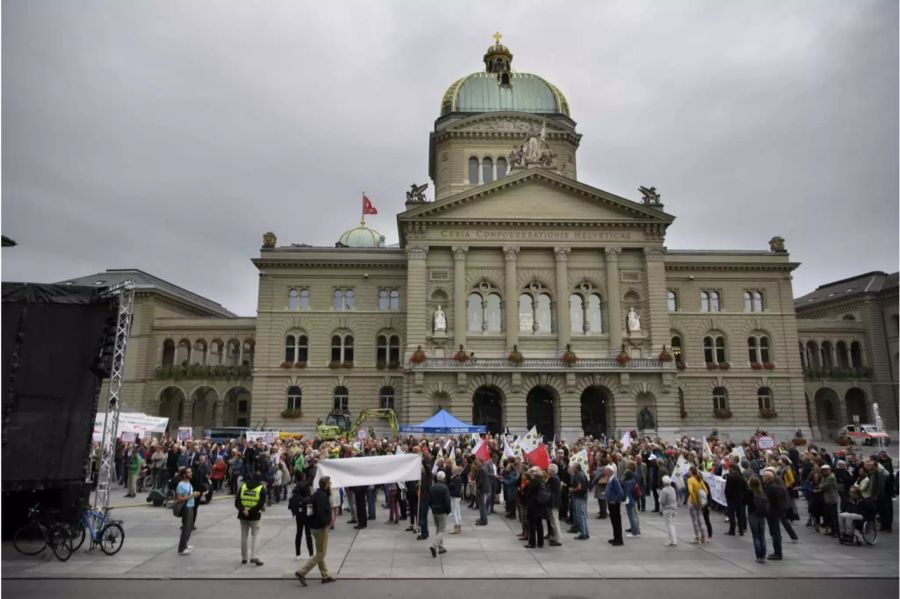 Personen auf dem Bundesplatz für die Aktion «Pro Medienvielfalt» im August 2018 - Keystone