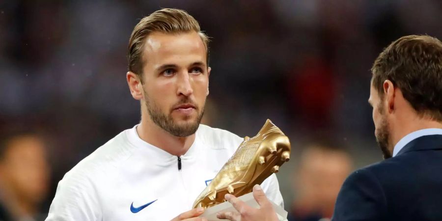 Englands Harry Kane erhält an der WM 2018 in Russland den Goldenen Schuh als bester Torschütze überreicht.