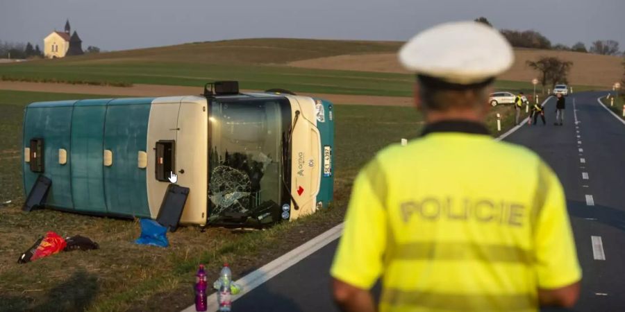 Der verunglückte Linienbus liegt auf der Seite.