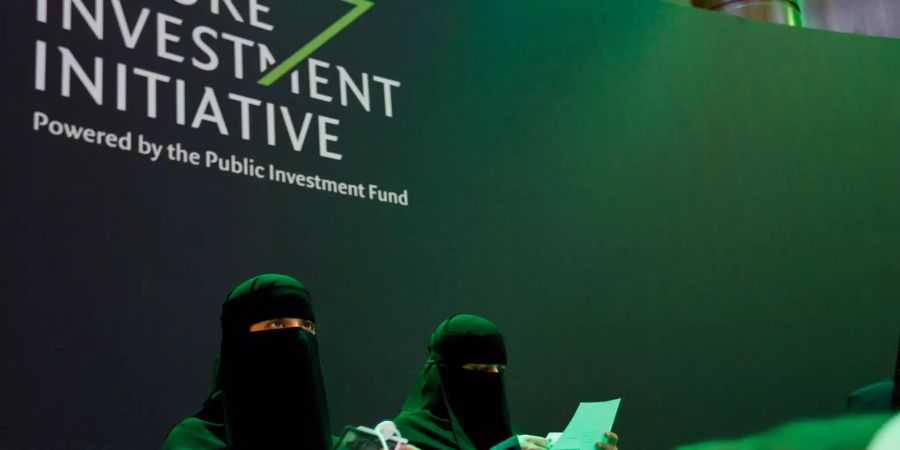 Saudische Mitarbeiter drucken Badges von Teilnehmern der «Future Investment Initiative» Konferenz. Der Fall Khashoggi überschattet die geplante Wirtschaftskonferenz, auf der das Königreich um ausländische Investoren werben will. Wie zuvor bereits andere Vertreter aus Politik und Wirtschaft sagte am Montag auch Siemens-Chef Kaeser seinen Besuch ab.