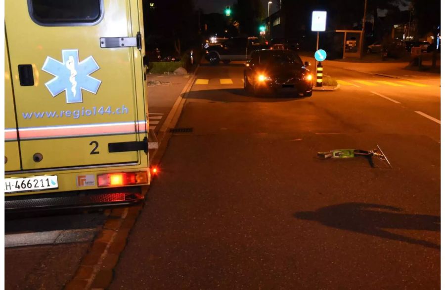 Ein Trottinett liegt auf einer Kreuzung und ein Krankenwagen steht daneben - zvg Kantonspolizei St. Gallen