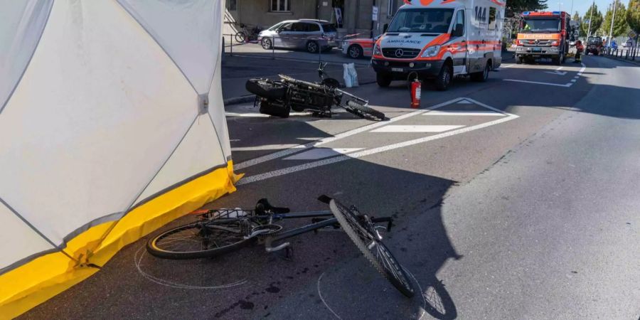 Das Fahr- und Motorrad liegen nach dem Unfall auf der Strasse.