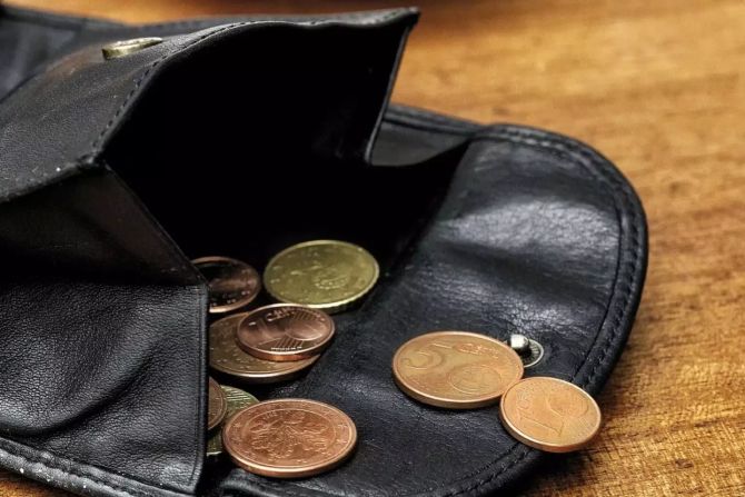 Ein Portemonnaie mit Münzen