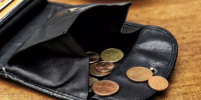 In den meisten Eurostaaten seien die Lohnforderungen ausgesprochen moderat, so Christine Lagarde. Ein Portemonnaie mit Münzen