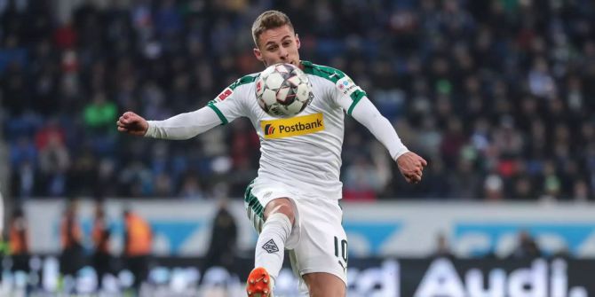 Borussia Mönchengladbachs Thorgan Hazard nimmt einen Ball an.