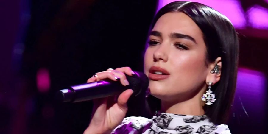 Dua Lipa tritt bei der 70. Verleihung des Medienpreises Bambi auf.