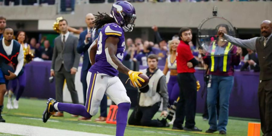 Kaum haben die Minnesota Vikings einen neuen Offensive Coordinator, schon läuft das Laufspiel. Dalvin Cook (136 Yards und 2 TD's) und Latavius Murray laufen knapp über 200 Yards und erzielen so zwei Touchdowns. Sie führen ihr Team zum 41:17-Sieg gegen die Miami Dolphins. Mit dem Erfolg behaupten die Vikings den zweiten Wild-Card-Platz in der NFC.