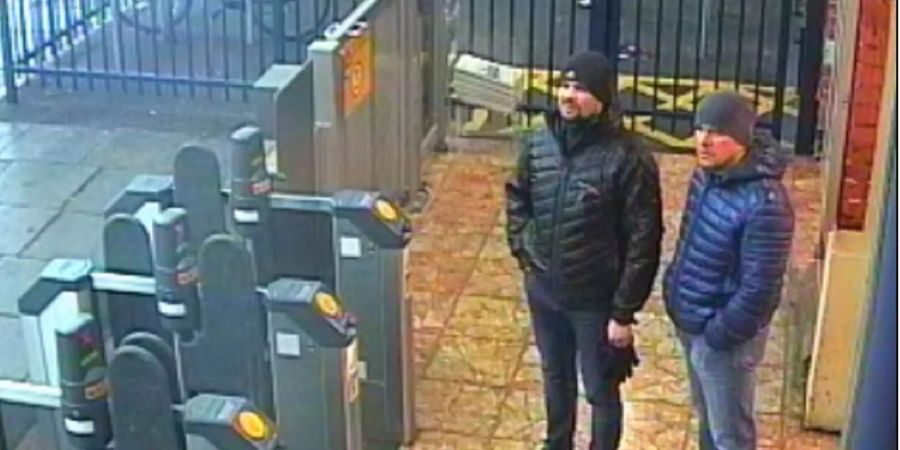 Dieses Standbild einer Überwachungskamera zeigt Alexander Petrow und Ruslan Boschirow, die zwei Verdächtigen im Fall des Attentats auf den ehemaligen russischen Doppelagenten Skripal, an einer Bahnstation.