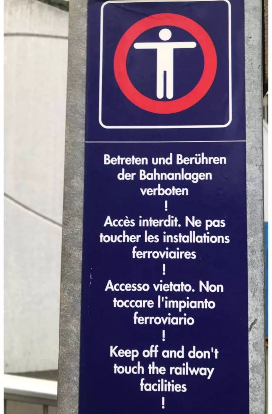 Mit diesem Piktogramm warnt die Rigi Bahnen AG vor dem offenen Gleis.