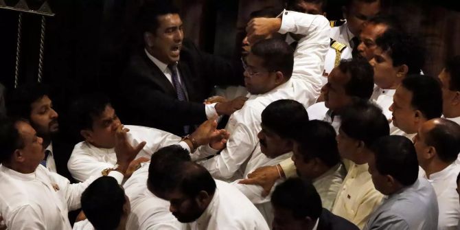 Abgeordnete prügeln sich in Sri Lankas Parlament.