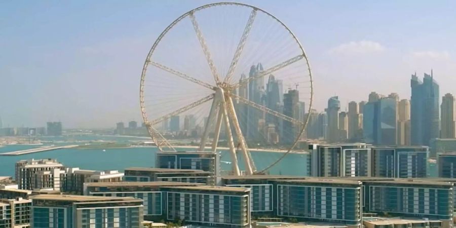 as Riesenrad Ain Dubai, ein Caesar's Palace Hotel und zahlreiche neue Wohnungen gibt es auf der neuen Insel Bluewaters, Bild: Meraas