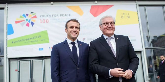 Emmanuel Macron (l), Präsident von Frankreich, und Frank-Walter Steinmeier, Bundespräsident, kommen zu einer Veranstaltung.