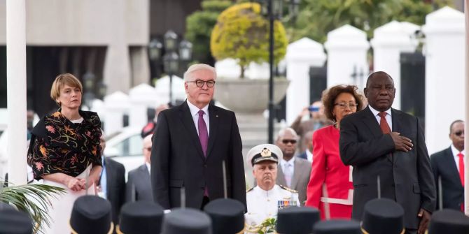 Bundespräsident Frank-Walter Steinmeier (2.v.l) wird von Matamela Cyril Ramaphosa (r), Präsident von Südafrika, mit militärischen Ehren begrüsst.