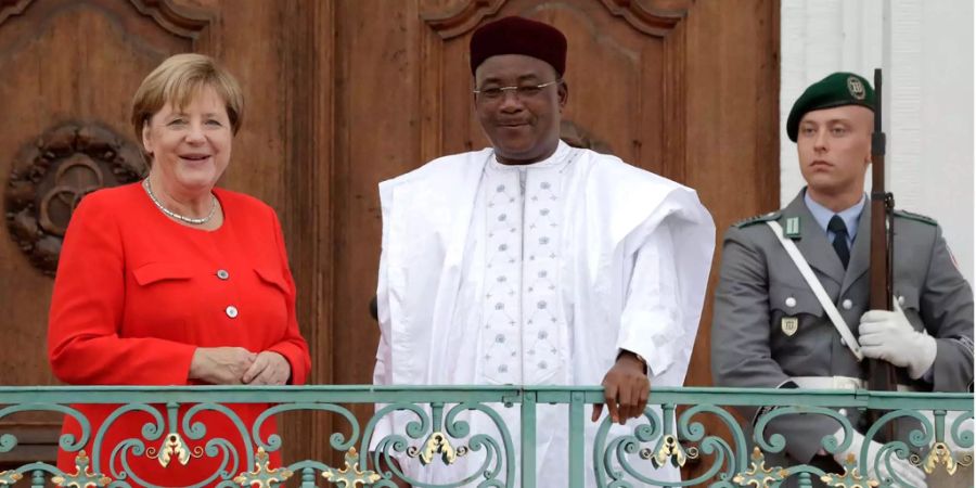 Angela Merker begrüsst den Präsidenten des Niger, Mahamadou Issoufou, zu einem Staatsbesuch.