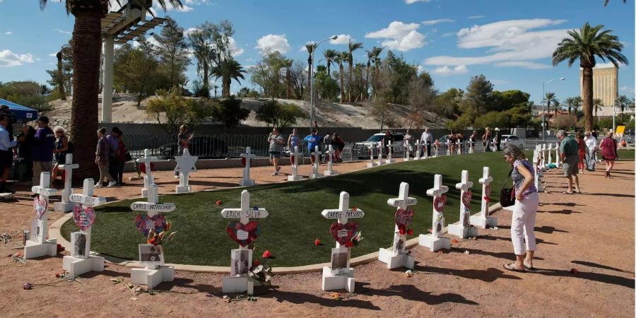 Die Menschen besuchen ein provisorisches Denkmal für die Opfer des Massakers in Las Vegas.