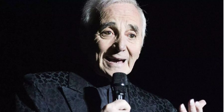 Der französische Sänger Charles Aznavour singt bei einem Konzert im Sportpalast in Madrid.