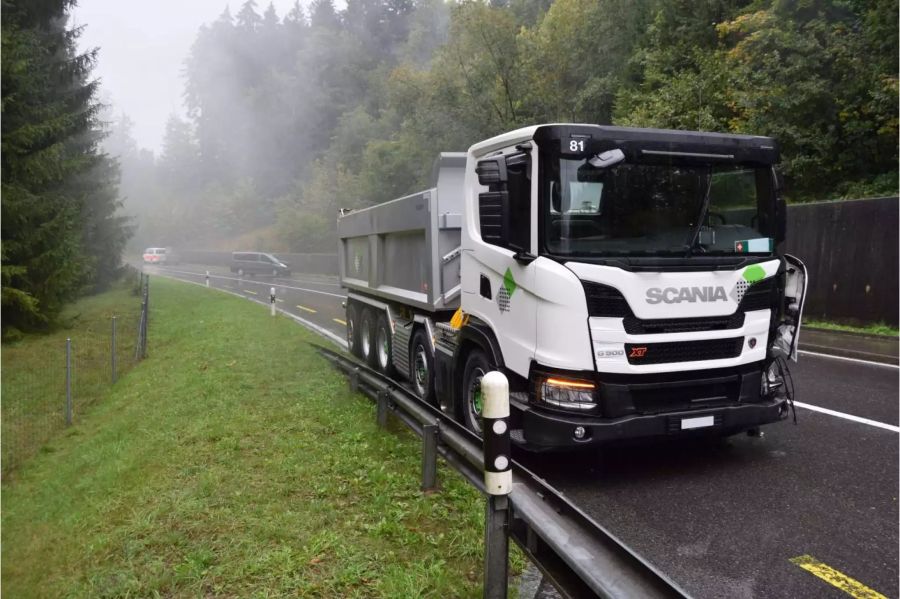 Verunfallter weisser Lastwagen mit Schaden vorne links - zvg Kantonspolizei Appenzell Ausserrhoden