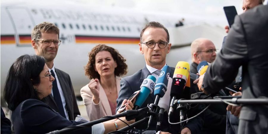 Heiko Maas, deutscher Aussenminister, gibt auf dem Flughafen Tegel vor seinem Abflug nach Ankara (Türkei) ein Pressestatement.