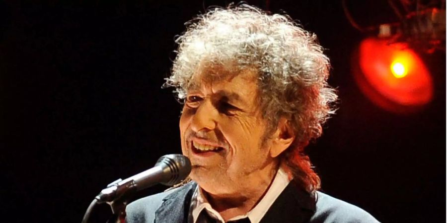 Der US-Musiker Bob Dylan singt während eines Auftrittes.