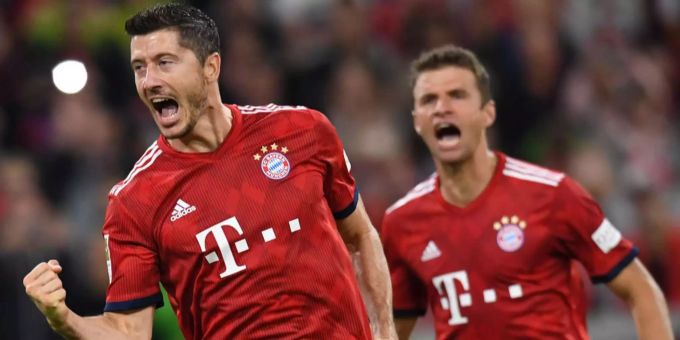 Robert Lewandowski und Thomas Müller jubeln über den Sieg gegen Hoffenheim. Robert Lewandowski und Thomas Müller jubeln über den Sieg gegen Hoffenheim.