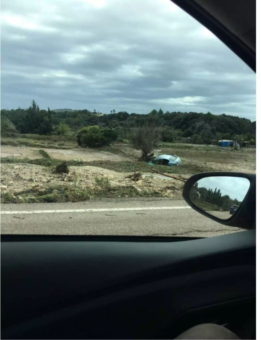 Ein Auto wurde vom Unwetter weggeschwemmt.