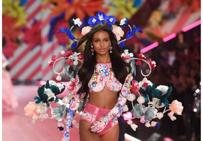 Bei diesem Outfits geht’s blumig zu und her: Model Jasmine Tooks auf dem Laufsteg.