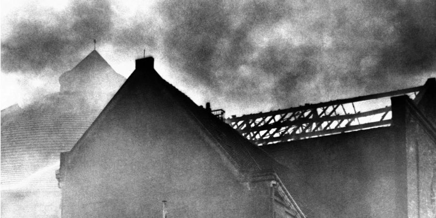 Eine brennende Synagoge in der Berliner Prinzregenten-Strasse am 10. November 1938.