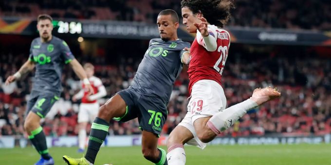 Sportings Bruno Gaspar versucht Arsenals Matteo Guendouzi im Europa-League-Spiel den Ball abzunehmen. Sportings Bruno Gaspar versucht Arsenals Matteo Guendouzi im Europa-League-Spiel den Ball abzunehmen.