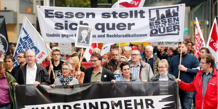 Demonstranten protestieren unter dem Motto «#WIRSINDMEHR - Aufstehen gegen rechte Hetze».