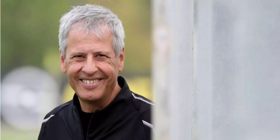 Lucien Favre lächelt während eines Trainings des BVB.