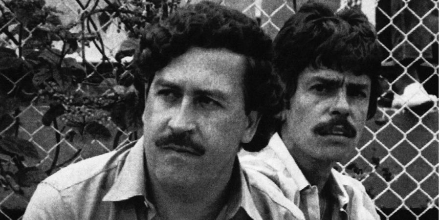 Der verstorbene Drogenboss, Pablo Escobar, schaut sich im Jahr 1983 ein Fussballspiel an.