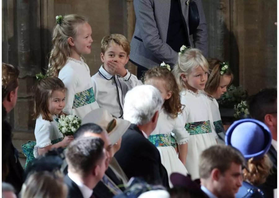 Prinz George und Prinzessin Charlotte mit den Brautjungfern und den Pagenjungen.