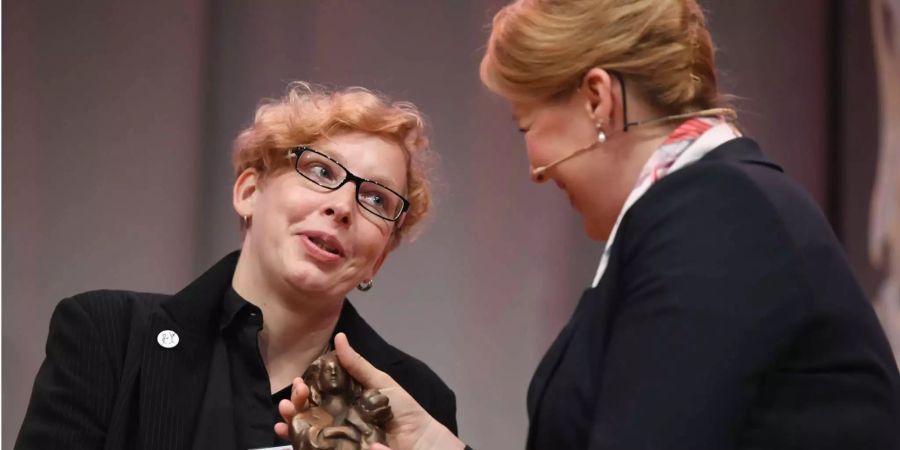 Franziska Giffey (SPD, r), Bundesministerin für Familie, Senioren, Frauen und Jugend, überreicht die Momo-Trophäe für das beste Jugendbuch Manja Präkel.