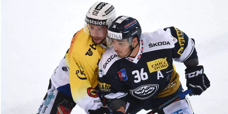 Daniele Grassi (l.), gegen Ambri's player Matt D'Agostini beim Spiel HC Ambri Piotta gegen SC Bern.